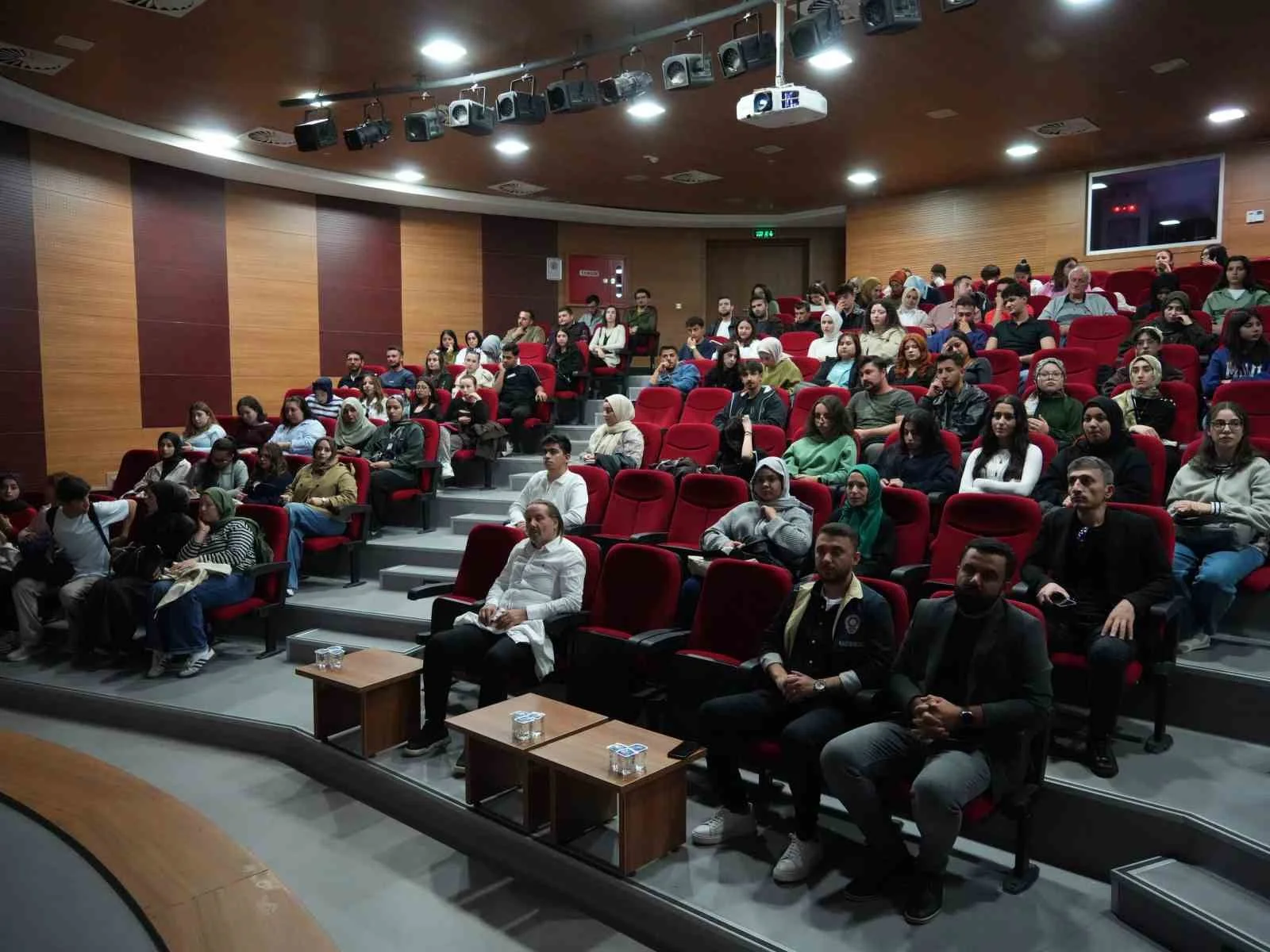 Üniversite öğrencilerine dijital dünyanın tehlikeleri anlatıldı