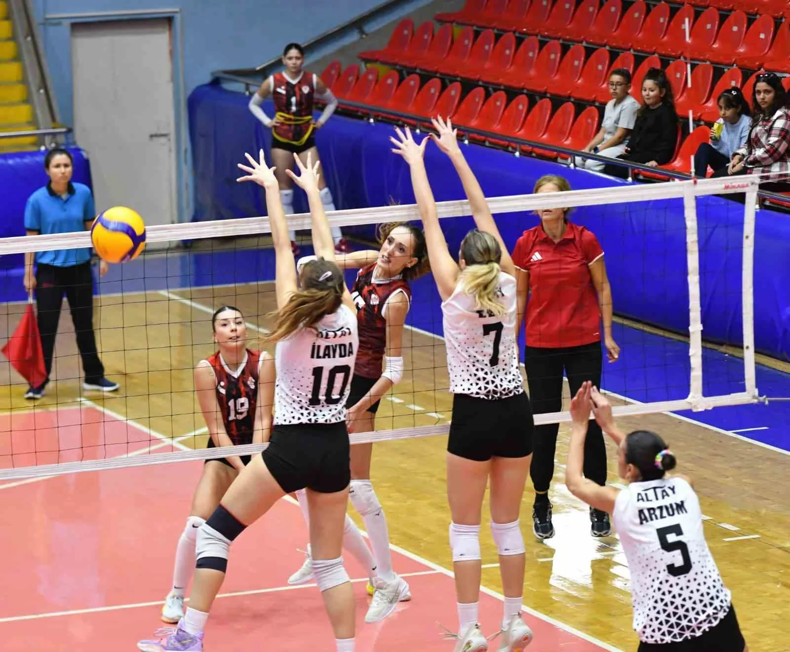 Yunusemre’nin Sultanları Altay’ı 36-34’lük setle geçti