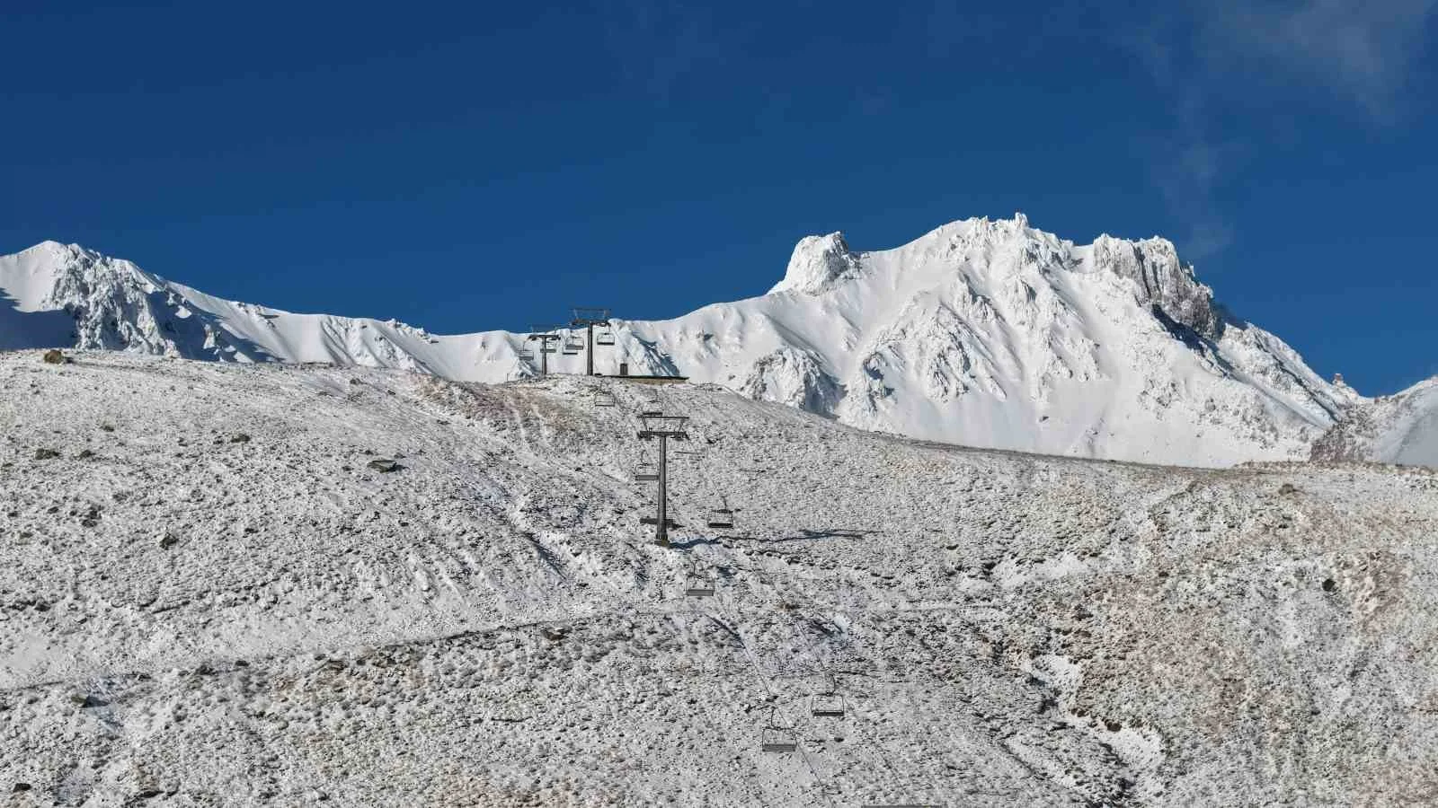 Erciyes’e kar yağdı, güzel görüntüler ortaya çıktı