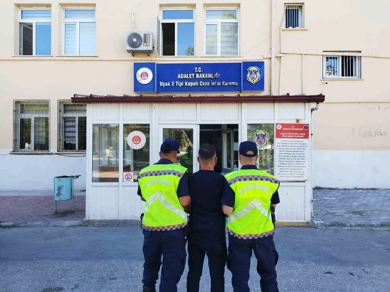 Uşak’ta jandarma ekiplerince kesinleşmiş hapis cezası bulunan 25 aranan şahıs yakalandı