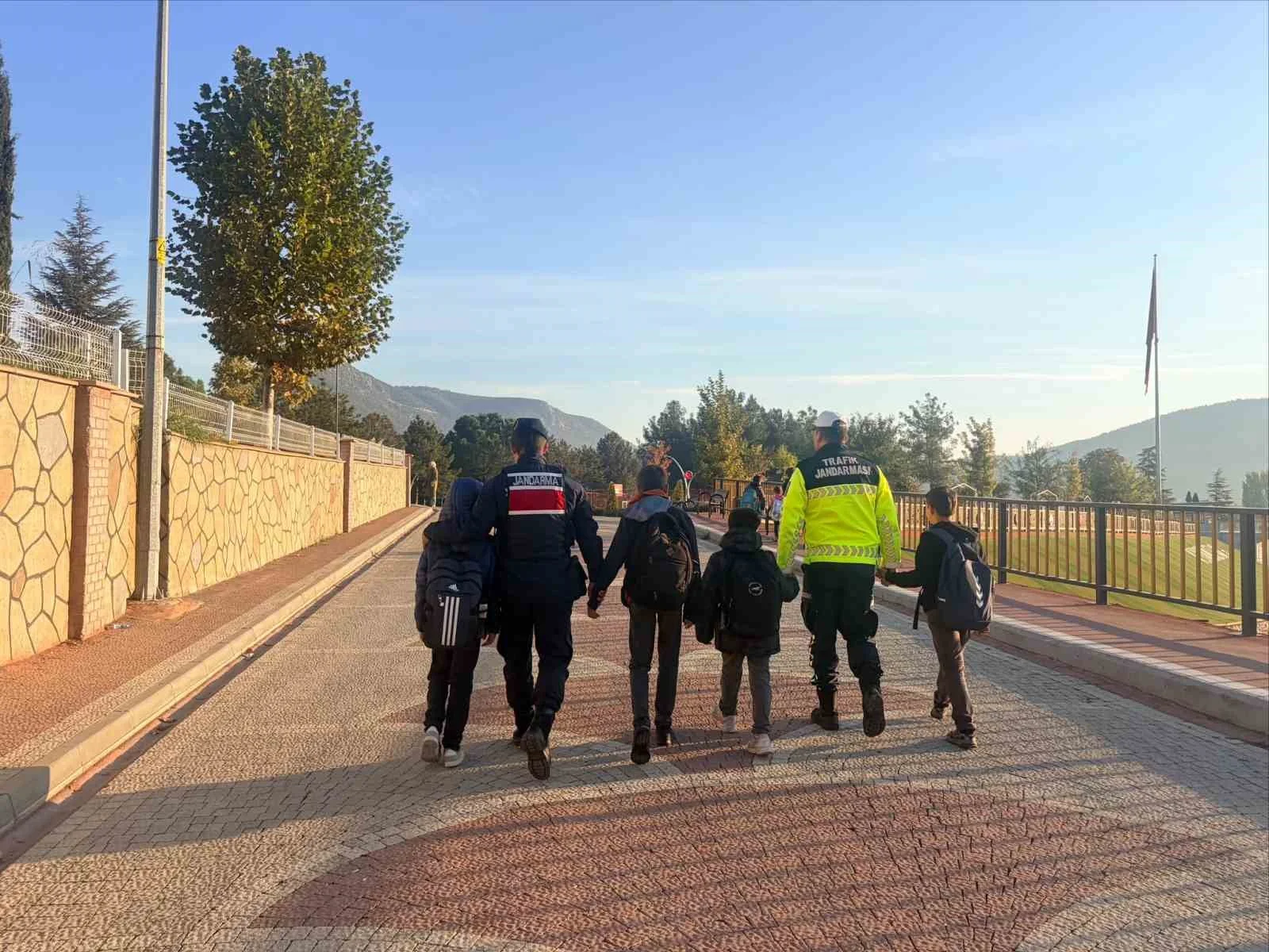 Jandarmadan okul çevrelerinde sıkı denetim