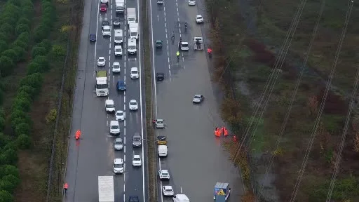 Mahmutbey-Habipler yolunda su baskını: Adeta trafik durdu