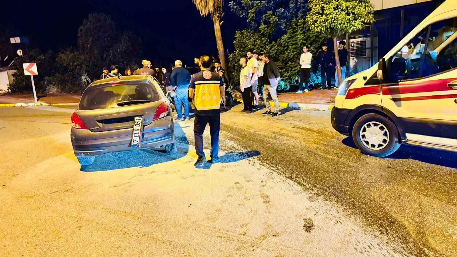 Antalya’da otomobil palmiyeye çarptı: 2 yaralı