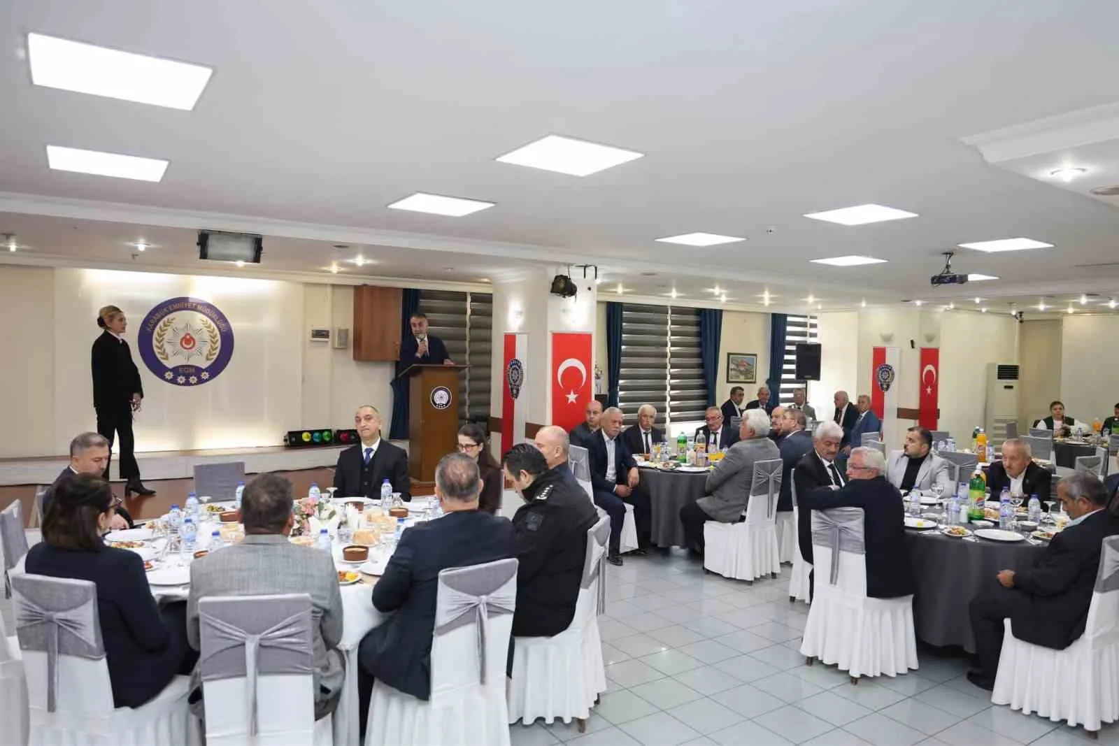 Vali Çağatay, muhtarlarla bir araya geldi
