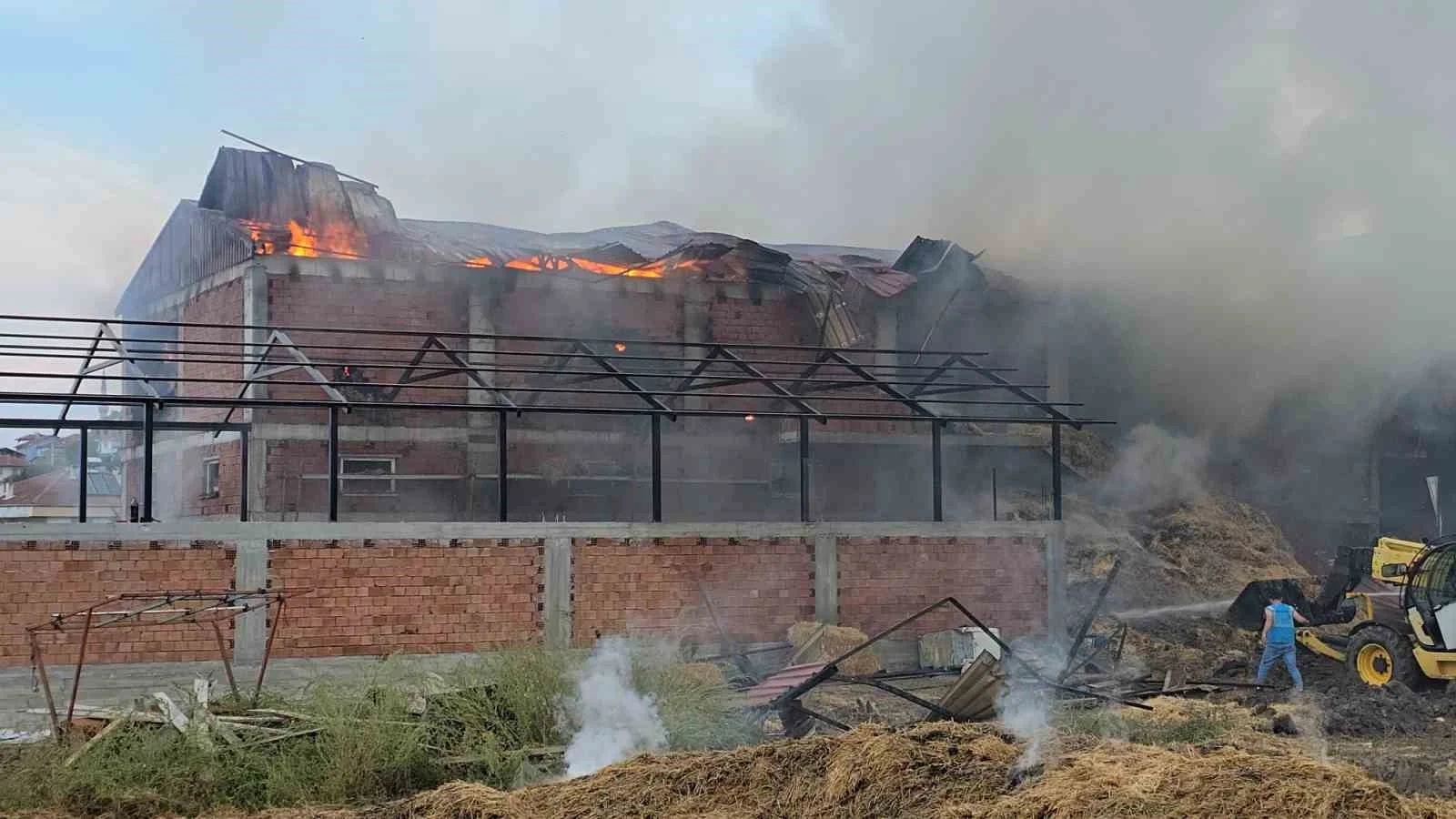 Samsun’da kaynak kıvılcımı samanlığı yaktı
