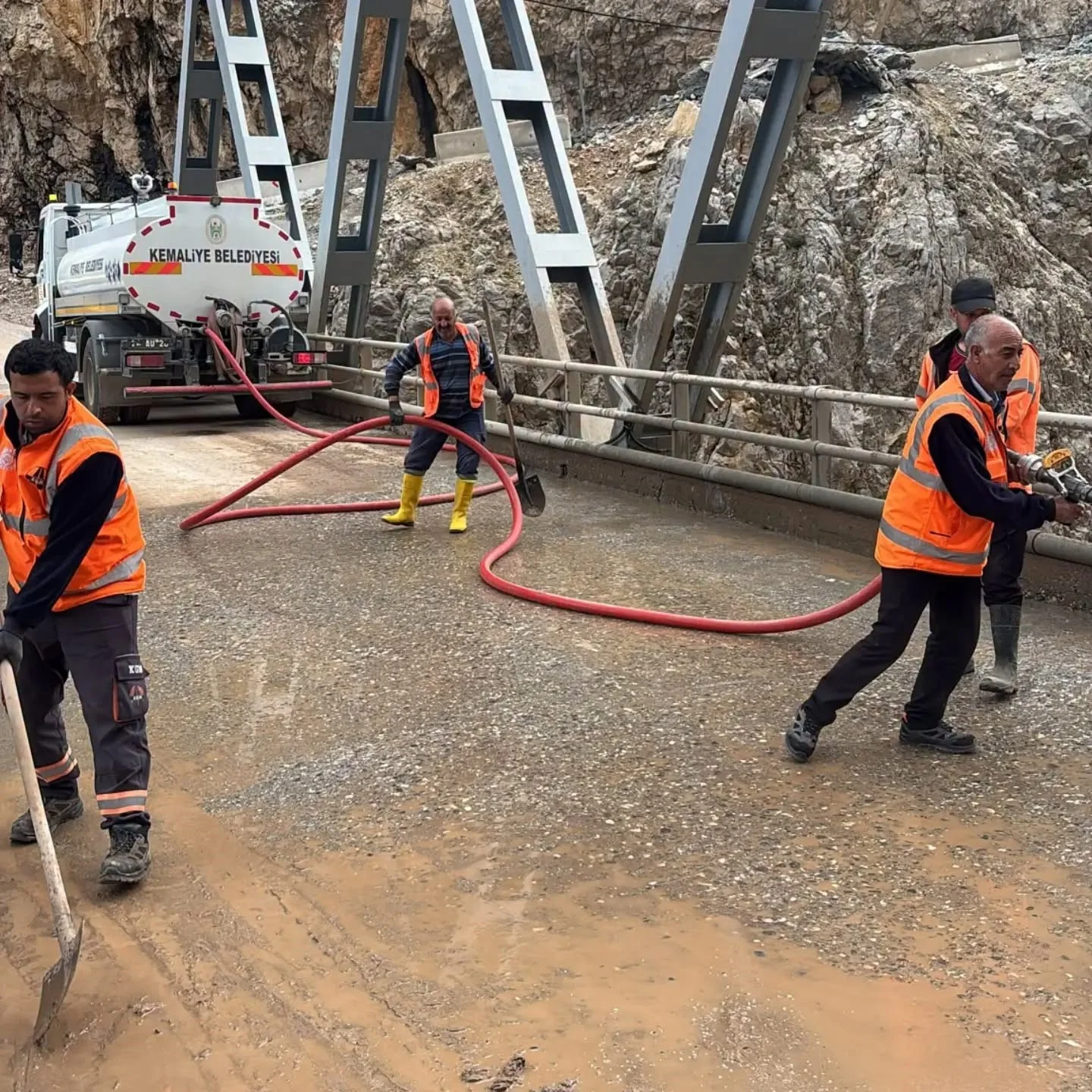 Kemaliye’de sağanak ve dolunun ardından yollar yeniden ulaşıma açıldı