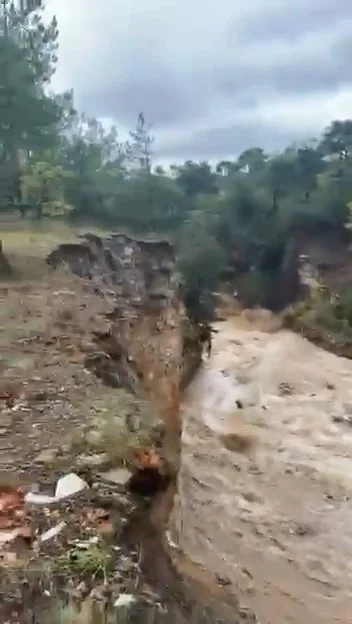 Derede heyelan anı kameraya yansıdı