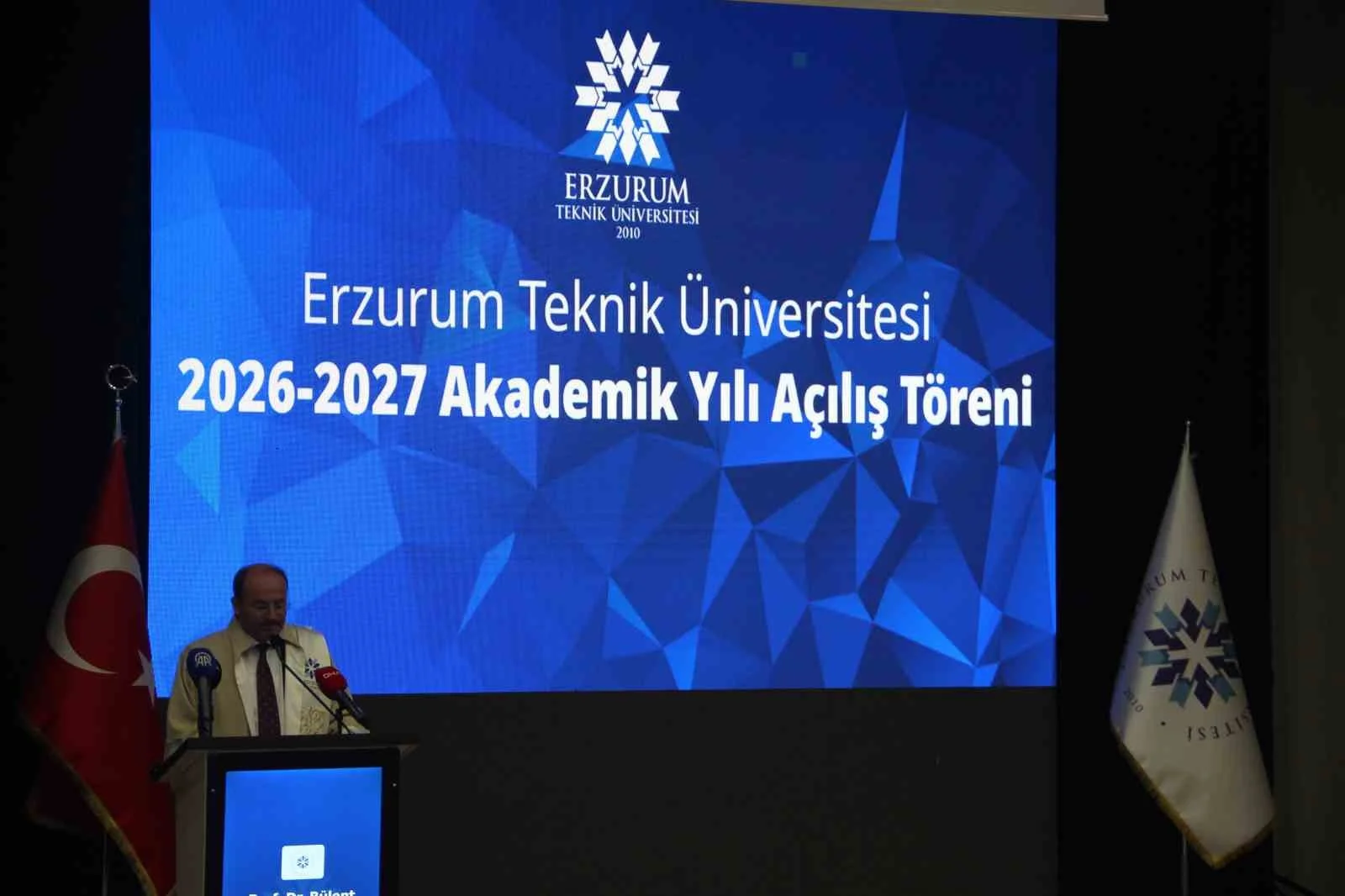 ETÜ’de yeni akademik yıl törenle başladı
