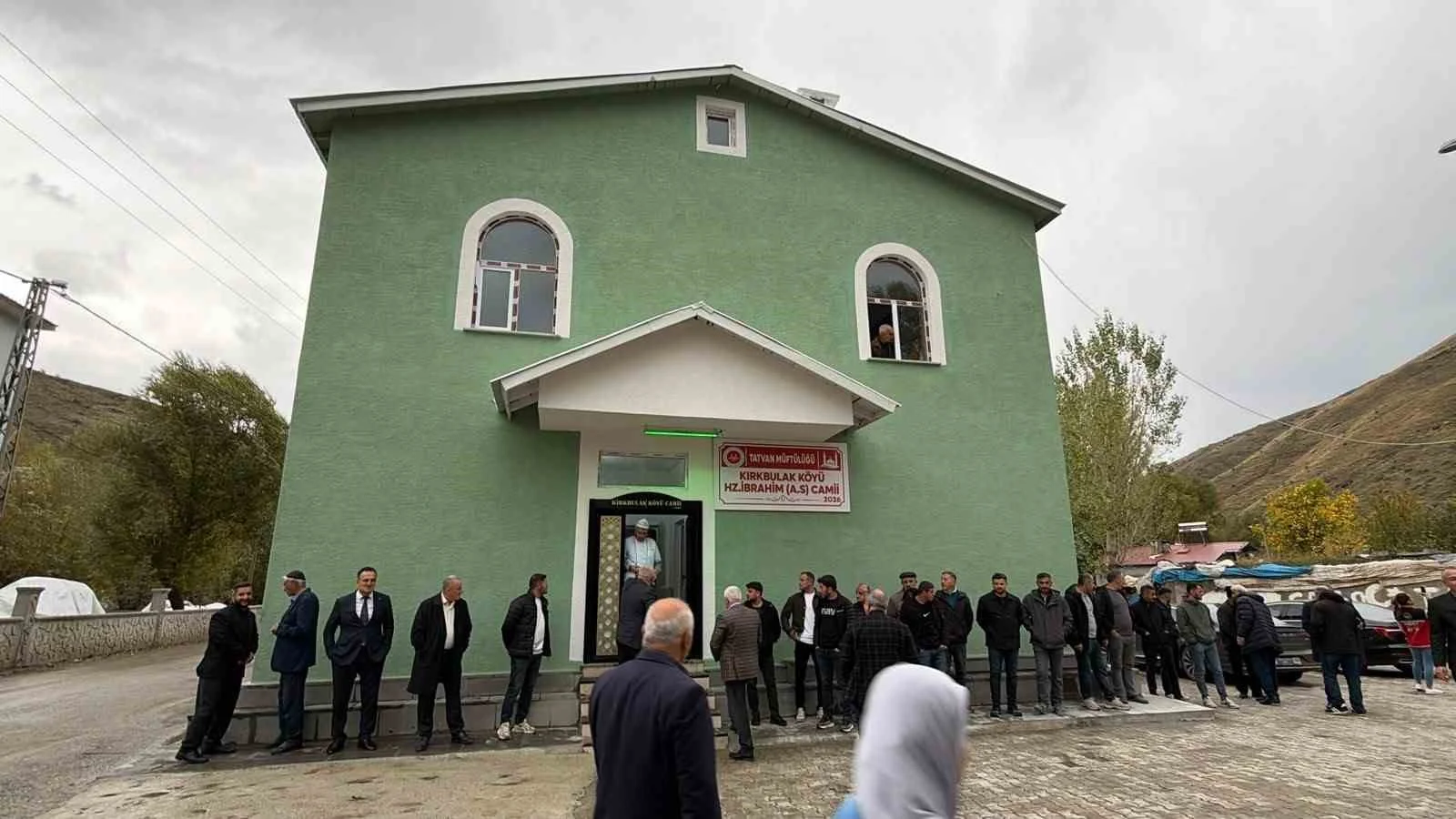 Tatvan’da hayırseverlerin desteğiyle yapılan cami ibadete açıldı