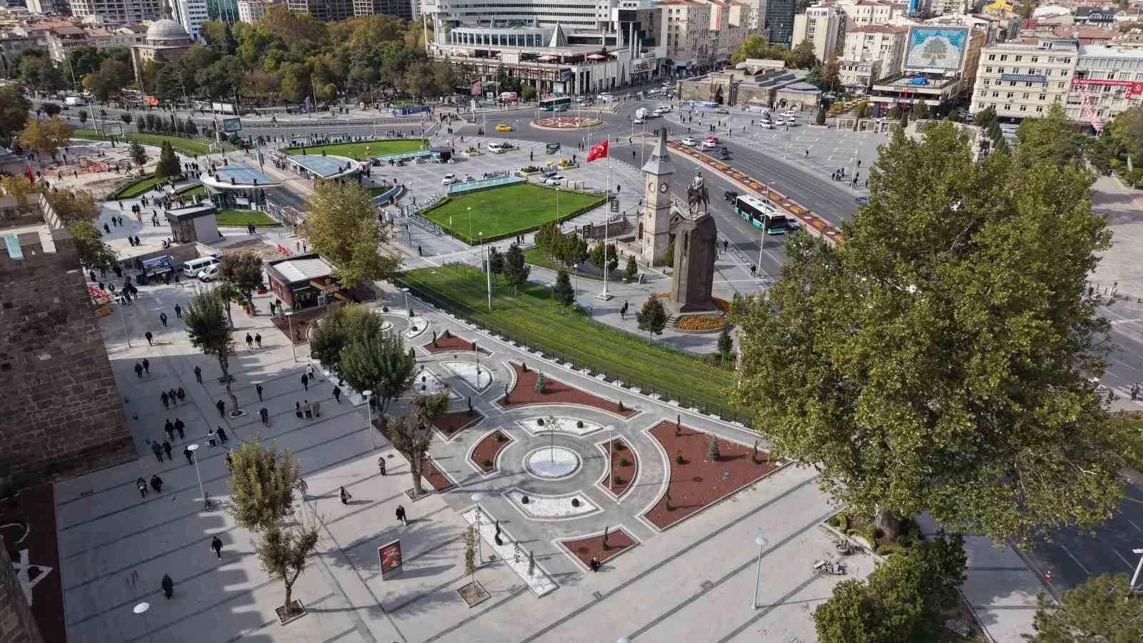 Cumhuriyet Meydanı’nın çehresi değişiyor