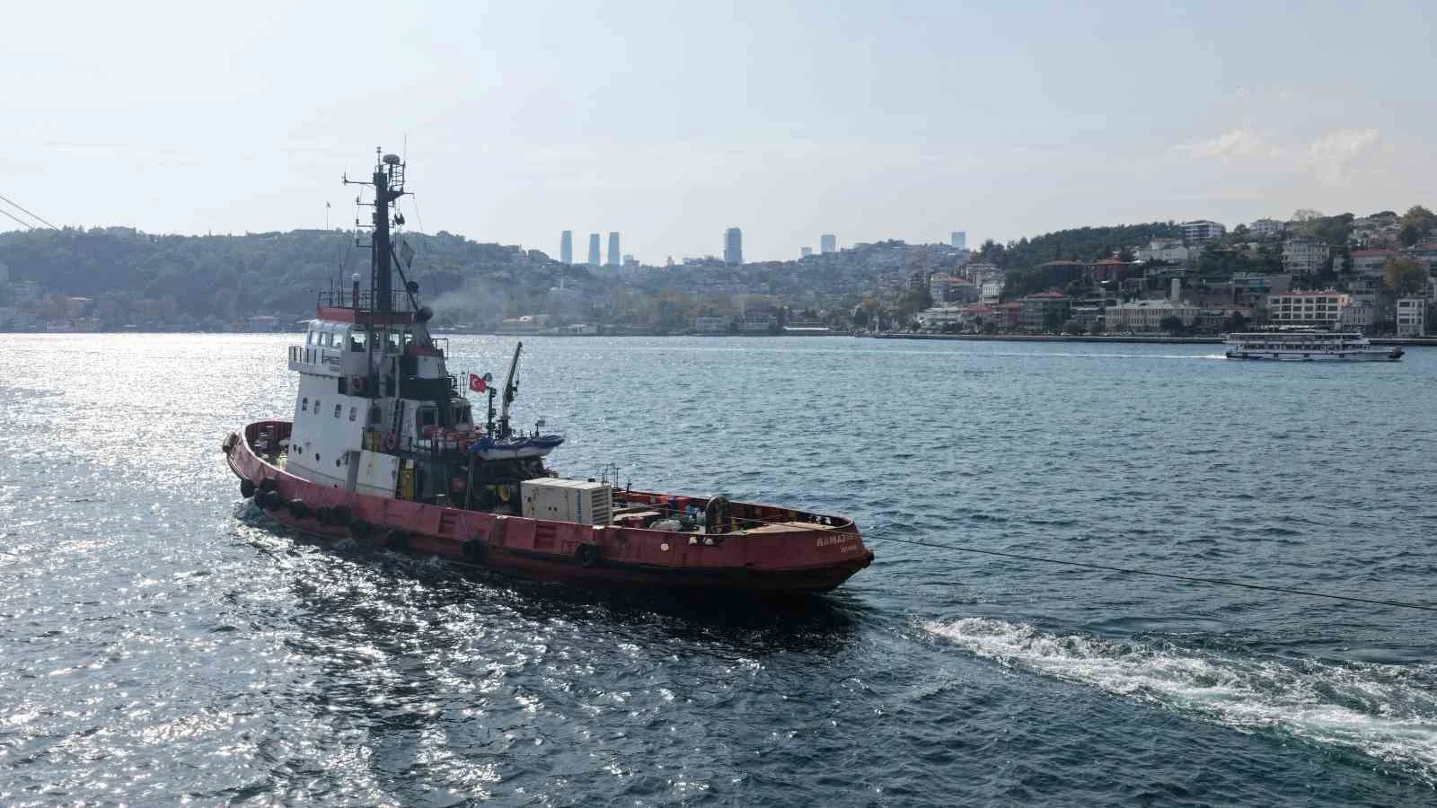 Karadeniz’de vurulan iki gemi İstanbul Boğazı’ndan geçti